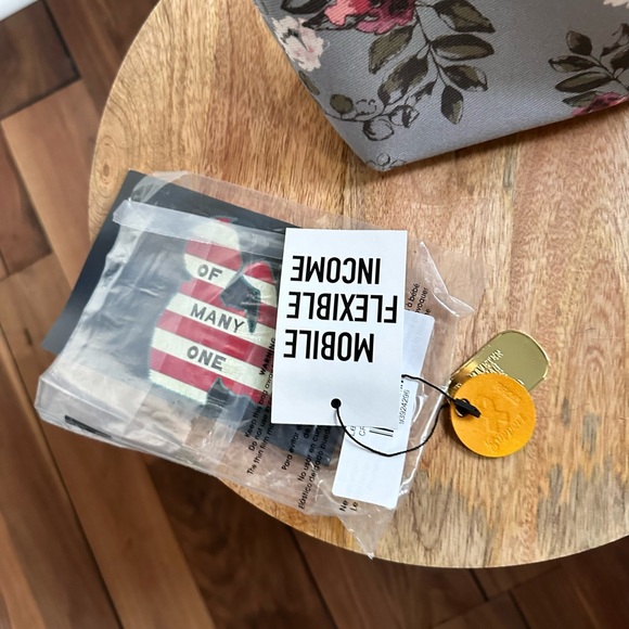 R. Riveter Hobby limited edition floral pattern purse NWT - Picture 9 of 14